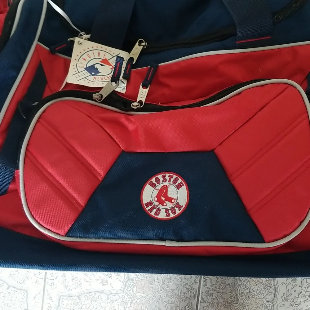 Men's NWT Boston Red Sox wheeled duffle bag, 31x17x14 with retractable handle